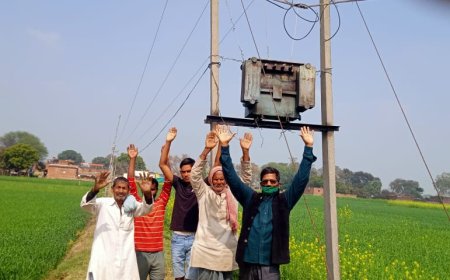 जले हुए ट्रांसफर को बदलने की मांग को लेकर ग्रामीणों ने किया जोरदार प्रदर्शन