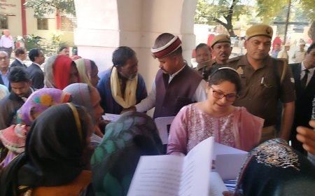 जनता की समस्याओं को लेकर मिर्जापुर DM प्रियंका निरंजन सख्त, फोन पर ही लगा दी अधिकारियों की क्लास!