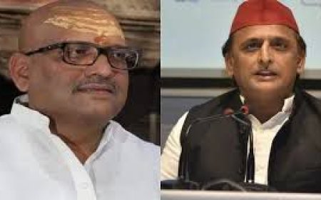 अखिलेश यादव से मिलने पहुंचे UP कांग्रेस अध्यक्ष अजय राय और प्रभारी अविनाश पांडेय, 17 सीटों के नामों पर हुई चर्चा।