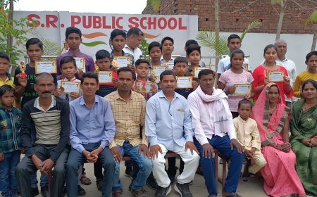 अदलहाट स्थित SR Public School में मेधावी छात्रों को किया गया पुरस्कृत
