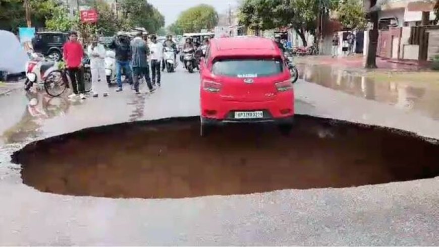 लखनऊ में बीच सड़क पर अचानक बने गड्ढे की फोटो वायरल होने के बाद PWD ने दी सफाई