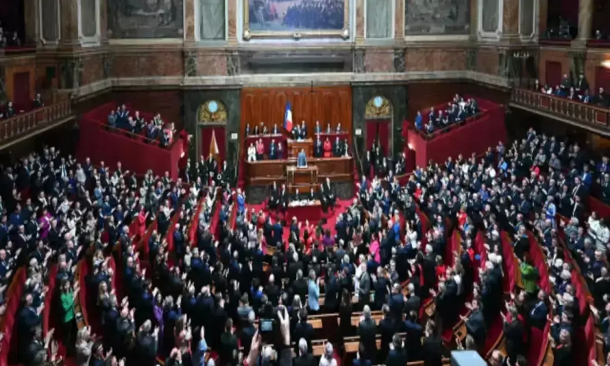गर्भपात को कानूनी संवैधानिक अधिकार घोषित करने वाला पहला देश बना  फ्रांस