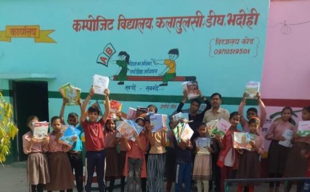 भदोही: परिषदीय विद्यालयों में बच्चों को मिली नई किताबें, खिल उठी नन्हें मुन्ने चेहरों पर मुस्कान