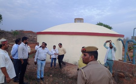 सीडीओ व एडीएम नमामि गंगे ने लहुरियादह गांव पहुंचकर पेयजल संकट का जाना हाल 