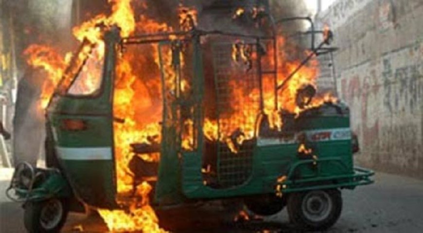 उगापुर में अराजकतत्वों ने पुलिस चौकी के पास खड़ी ऑटोरिक्शा को जलाकर किया खाक