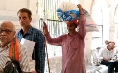 डीएम ऑफिस में भूसा और अनाज लेकर पंहुचा बलिया का प्रत्याशी, बेचकर लड़ना चाहता है चुनाव; लगाई ये गुहार