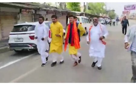 नामांकन में देरी होने पर बीजेपी प्रत्याशी रोड पर दौड़ लगाते हुए पहुंचे कलेक्ट्रेट