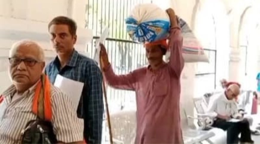 डीएम ऑफिस में भूसा और अनाज लेकर पंहुचा बलिया का प्रत्याशी, बेचकर लड़ना चाहता है चुनाव; लगाई ये गुहार