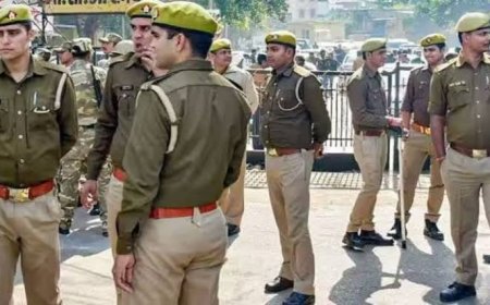 Breaking: आगरा में भ्रष्टाचार और लापरवाही के खिलाफ बड़ी कार्रवाई; 55 पुलिसकर्मी निलंबित