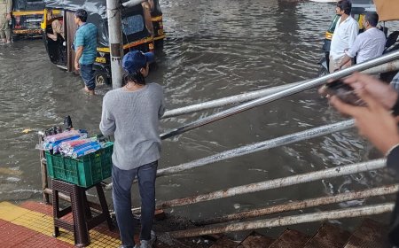 भारी बारिश से मुंबई की सड़कों पर जल सैलाब, कालोनियों से रबर बोट से रेस्क्यू किए जा रहे लोग