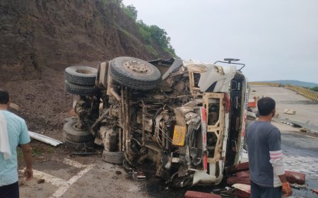 ब्रेक फेल होने से पुट्टी लादकर जा रही ट्रक अनियंत्रित होकर पलटी, चालक और खलासी बाल बाल बचे