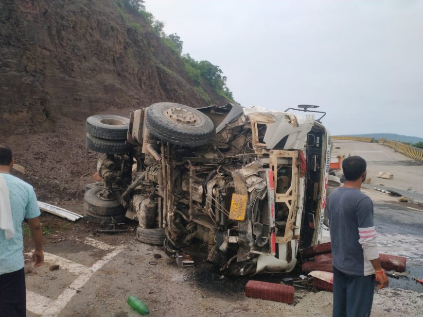 ब्रेक फेल होने से पुट्टी लादकर जा रही ट्रक अनियंत्रित होकर पलटी, चालक और खलासी बाल बाल बचे