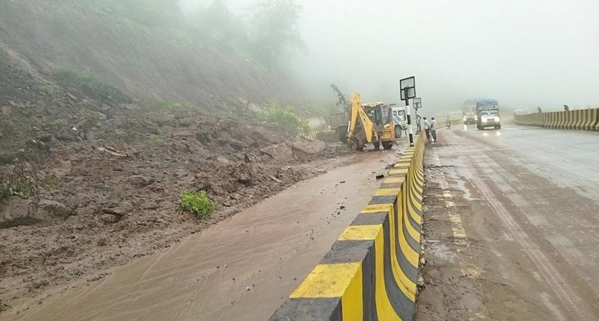 ड्रमंडगंज घाटी में भूस्खलन होने से राष्ट्रीय राजमार्ग पर तीन घंटे तक आवागमन रहा बाधित 