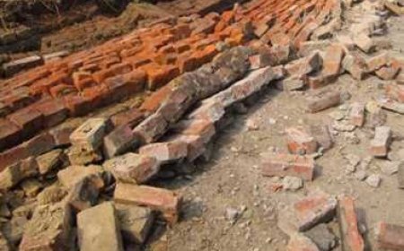 मिर्जापुर में भ्रष्टाचार की भेट चढ़ा आरआरसी सेंटर, घटिया निर्माण से दीवार गिरी