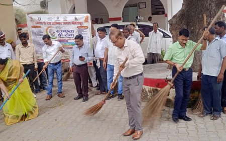 मिर्जापुर में स्वच्छता ही सेवा अभियान का शुभारंभ, जिलाधिकारी ने की सफाई अभियान की शुरुआत