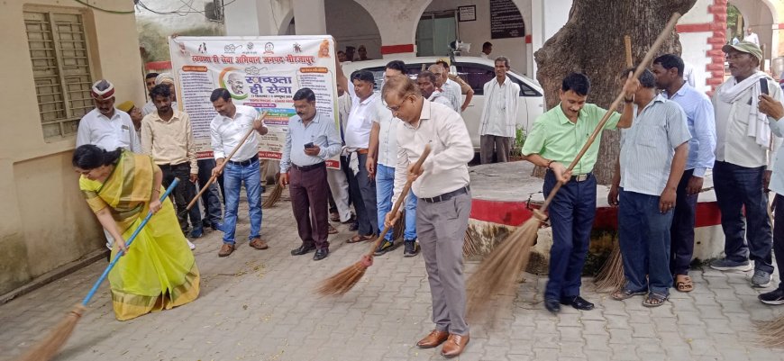 मिर्जापुर में स्वच्छता ही सेवा अभियान का शुभारंभ, जिलाधिकारी ने की सफाई अभियान की शुरुआत