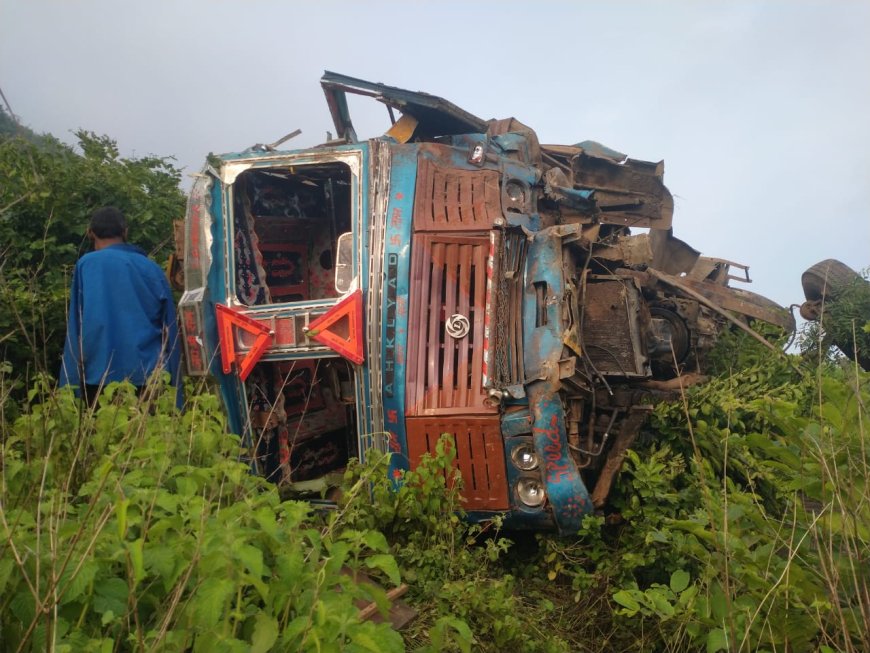 मिर्जापुर: मध्यप्रदेश से बिहार जा रहा बल्कर ट्रक ड्रमंडगंज घाटी में पलटा, चालक घायल