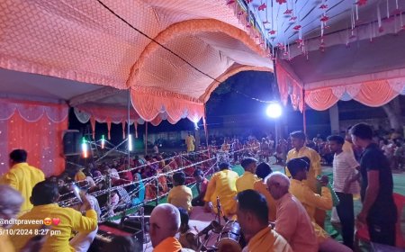 भदोही: कलिक मवैया के नवयुवक दुर्गा पूजा समिति में आरती के दौरान भक्तों की उमड़ी भारी भीड़