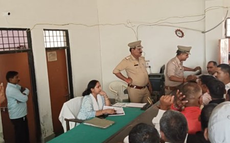 कोरांव में अधिवक्ताओं का एसडीएम के खिलाफ जोरदार विरोध प्रदर्शन