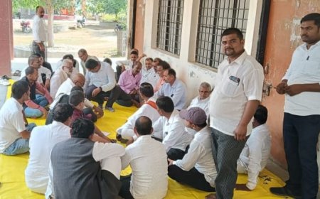 कोरांव: अधिवक्ताओं का एसडीएम के खिलाफ धरना जारी, स्थानांतरण की मांग
