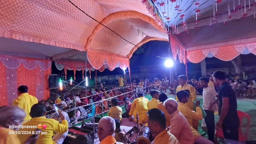 भदोही: कलिक मवैया के नवयुवक दुर्गा पूजा समिति में आरती के दौरान भक्तों की उमड़ी भारी भीड़