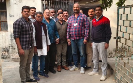 मिर्जापुर में विजिलेंस टीम का बड़ा एक्शन: मौनी स्वामी इंटर कॉलेज के बाबू को 20 हजार रिश्वत लेते हुए रंगे हाथों दबोचा
