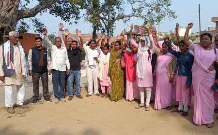 नारायणपुर में ब्लॉक स्थापित करने की मांग को लेकर स्थानीय लोगों ने किया धरना प्रदर्शन
