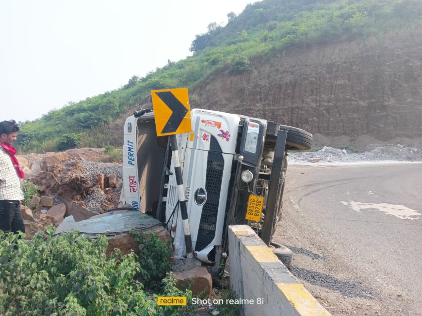 मध्यप्रदेश से बिहार जा रहा ट्रक ब्रेक फेल होने से पलटा, चालक-खलासी घायल