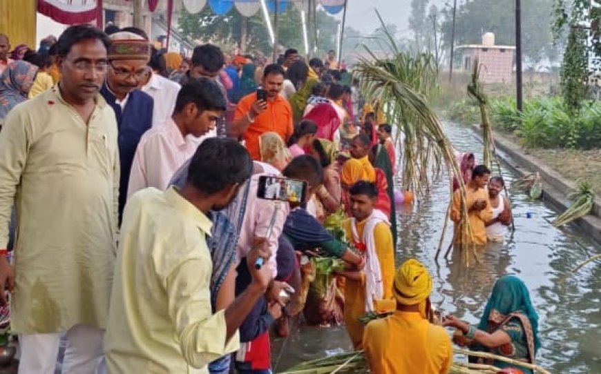 परिवार की सुख समृद्धि के लिए छठ पर्व पर उगते सूर्य को अर्घ्य देकर महिलाओं ने तोड़ा ब्रत