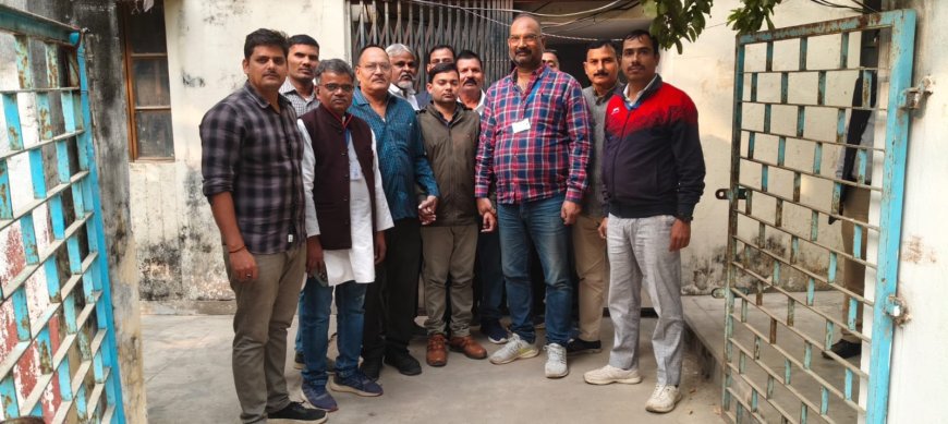 मिर्जापुर में विजिलेंस टीम का बड़ा एक्शन: मौनी स्वामी इंटर कॉलेज के बाबू को 20 हजार रिश्वत लेते हुए रंगे हाथों दबोचा