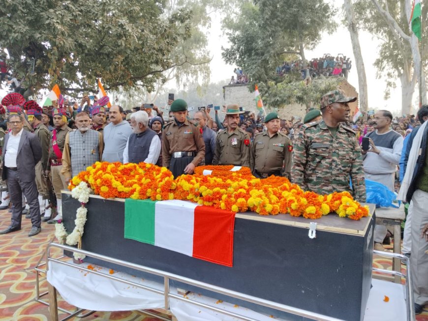 मिर्जापुर के वीर सपूत चंद्र प्रकाश पटेल को अंतिम सलामी, जनसैलाब ने दी श्रद्धांजलि