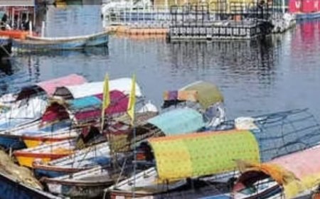 प्रयागराज: महाकुंभ मेला प्रशासन के आदेश से नाराज नाविकों ने यमुना नदी में कर दिया चक्का जाम