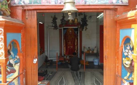 BHADOHI: चोरों का तांडव, हनुमान मंदिर से चांदी का मुकुट और घंटा चोरी