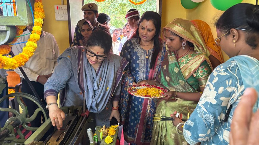 Mirzapur News: पहाड़ी में जिलाधिकारी ने किया आधार सेवा केंद्र और साड़ी लूम का उद्घाटन 