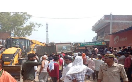 प्रयागराज में भीषण सड़क हादसा: बालू लदा डंपर टेंपो पर पलटा, तीन की मौत, तीन गंभीर रूप से घायल