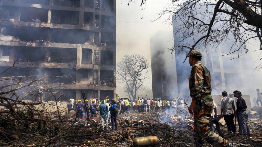 अहमदाबाद विमान हादसा: 242 यात्रियों की मौत, देश में शोक की लहर, मात्र 1 यात्री बचा जिंदा
