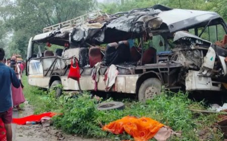 देवघर में भीषण सड़क हादसा: कांवड़ियों से भरी बस और ट्रक की टक्कर, 18 की मौत, कई घायल