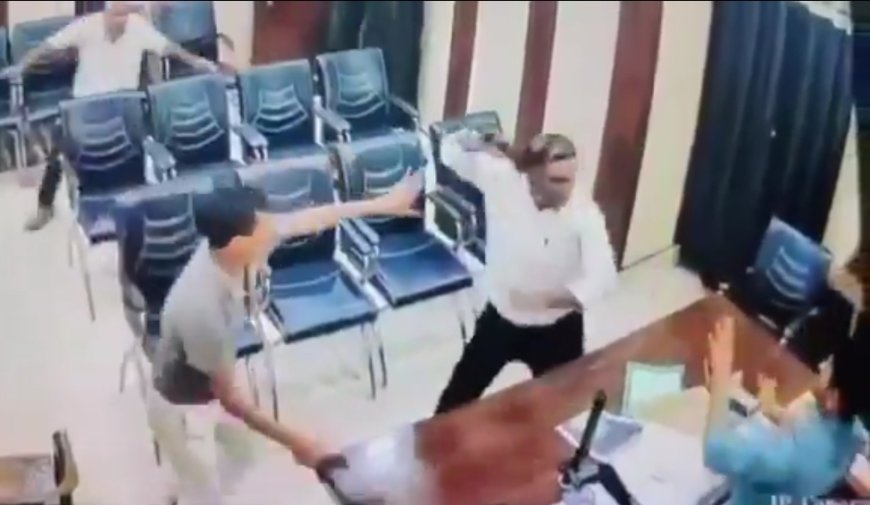 शिकायत का स्पष्टीकरण मांगने पर  हेडमास्टर ने बीएसए पर बरसाए बेल्ट, घटना सीसीटीवी में हुआ कैद