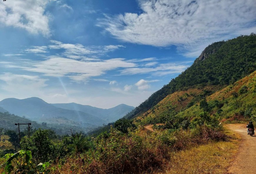 पद और शक्ति का काला कारनामा: जीएसटी अफसरों ने मिर्जापुर-सोनभद्र में खरीदे अरबों के खनिज पहाड़
