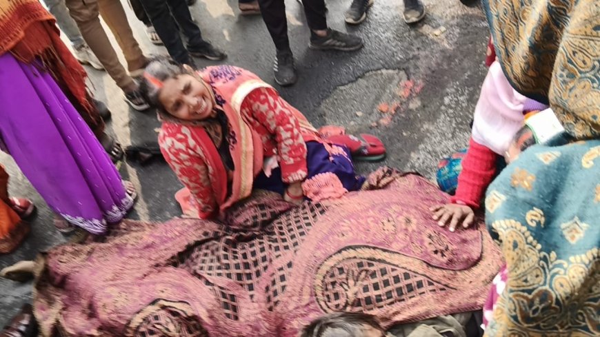 मिर्जापुर: तेज रफ्तार ट्रक ने बाइक सवार को रौंदा, युवक की मौके पर दर्दनाक मौत, आक्रोशित ग्रामीणों ने किया सड़क जाम