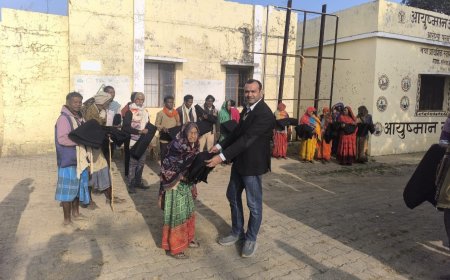 मानवता की मिसाल: मिर्ज़ापुर के डॉ. कामेश्वर तिवारी ने जरूरतमंदों को बांटे कंबल, ठंड से मिली राहत