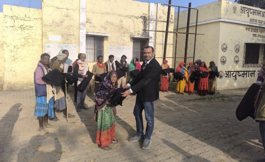 मानवता की मिसाल: मिर्ज़ापुर के डॉ. कामेश्वर तिवारी ने जरूरतमंदों को बांटे कंबल, ठंड से मिली राहत