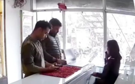जौनपुर: दो पुलिस कांस्टेबलों ने दुकान से पार किया आईफोन, सीसीटीवी में कैद हुई वारदात; एसपी ने किया सस्पेंड
