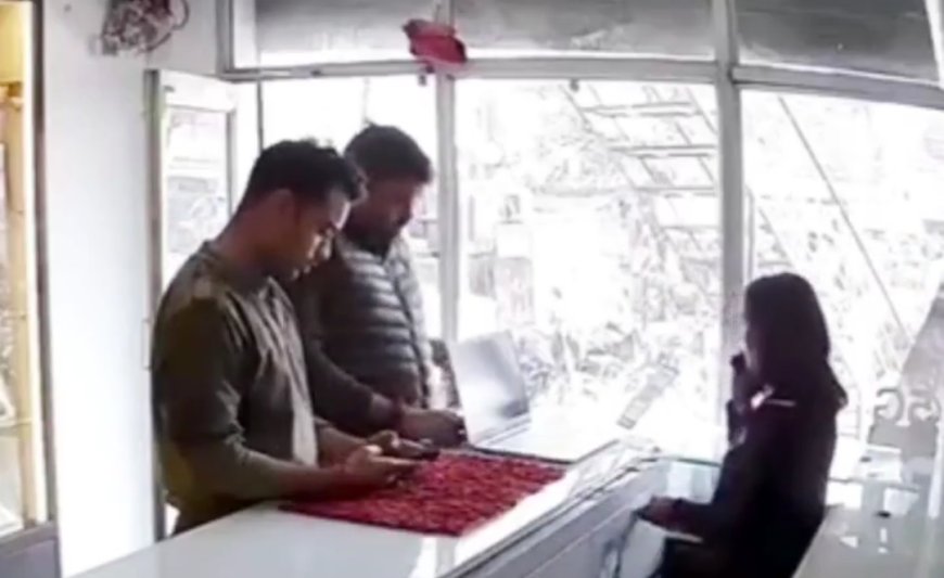 जौनपुर: दो पुलिस कांस्टेबलों ने दुकान से पार किया आईफोन, सीसीटीवी में कैद हुई वारदात; एसपी ने किया सस्पेंड