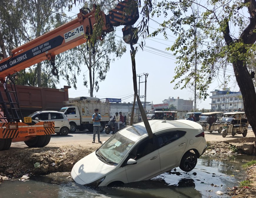 दुबग्गा में कुत्ते को बचाने की कोशिश में कार खुले नाले में गिरी, चालक बाल-बाल बचा; स्थानीयों ने लगाई नगर निगम से गुहार