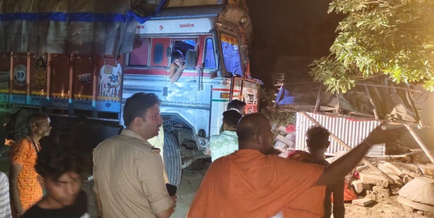 मिर्जापुर: टायर फटते ही घर में घुसा सीमेंट लदा ट्रक, सो रहे तीन लोगों की मौत, 2 गंभीर; आक्रोशित ग्रामीणों ने 4 घंटे किया जाम